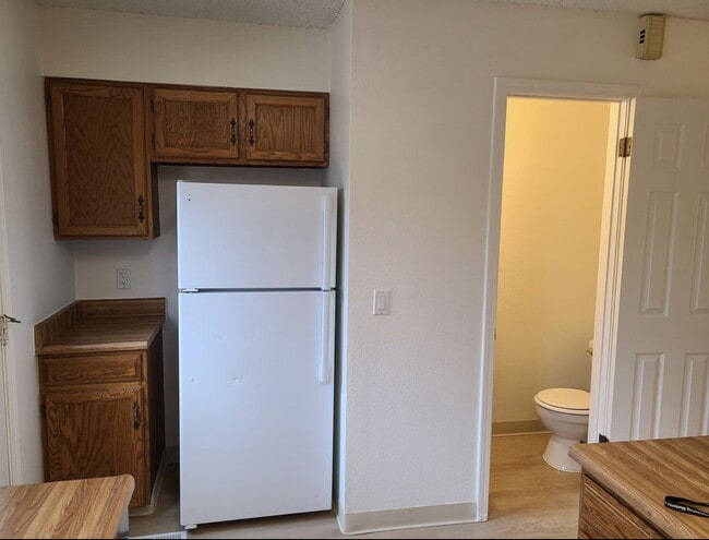Building Photo - Wonderful 2 Bed, 1.5 Bath Townhouse with Fireplace + Community Pool
