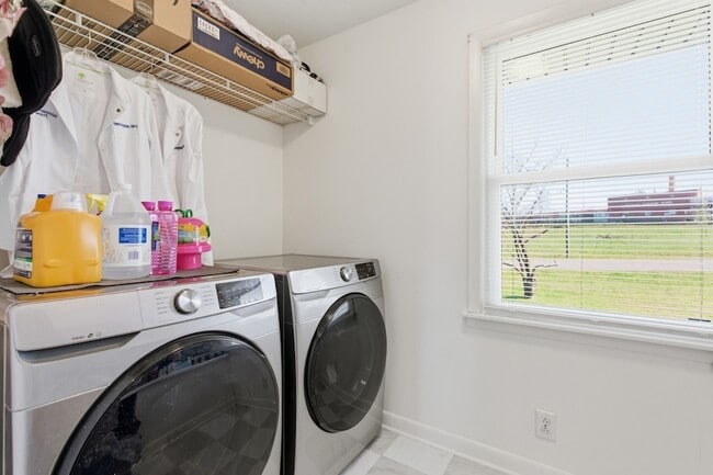 Building Photo - 2820 Donna Hill Dr