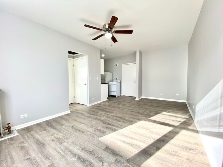 Building Photo - 4031 N Kenmore Ave