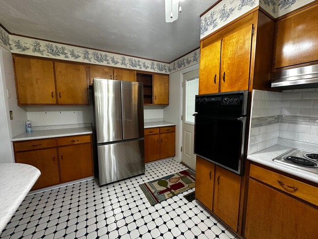 Building Photo - Partially furnished 3 bed/ 1.5 bath - Morr...