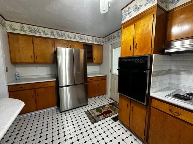 Building Photo - Partially furnished 3 bed/ 1.5 bath - Morristown, TN