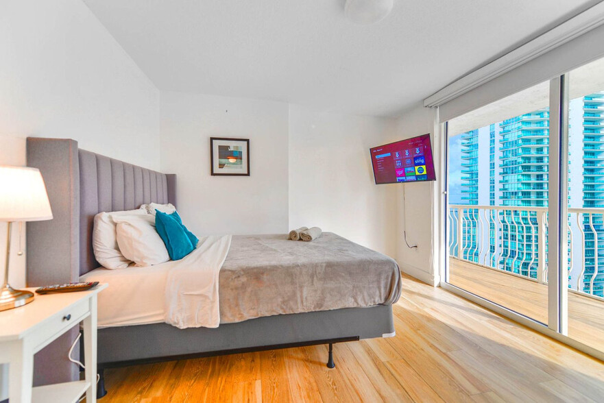 Building Photo - 1200 Brickell Bay Dr