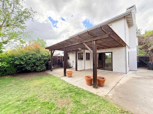 Building Photo - Charming and Move-in Ready, 3BD/2.5BA, Two-Story Townhome in Canyon Green at Canyon Lakes in San ...