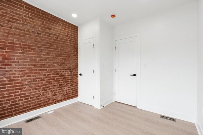 Building Photo - 203 S Madeira St