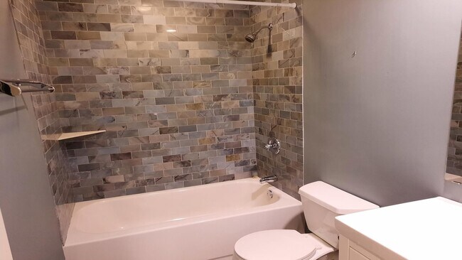 Building Photo - Elevate Your Lifestyle, Stunning 3-Bedroom Loft in Evanston