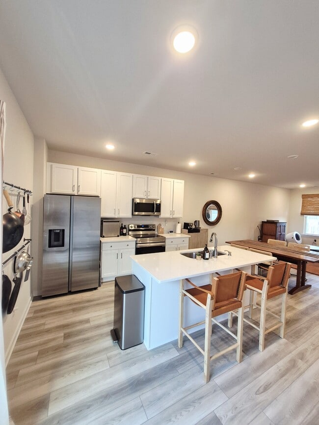 Building Photo - 4012 Pk Trl Dr