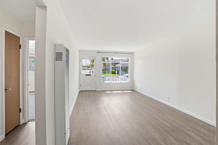 Building Photo - 2105 Royal Dr