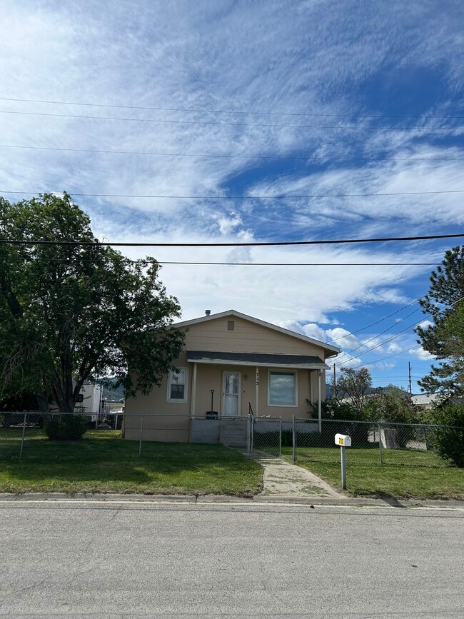 Building Photo - 713 Poplar St