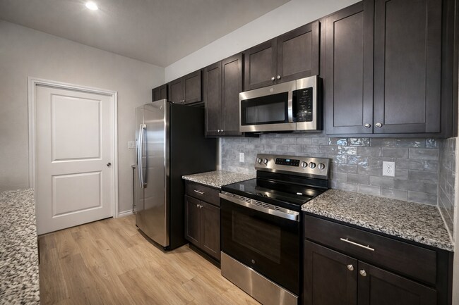 Building Photo - 3 Bed 2 bath New Management!!!