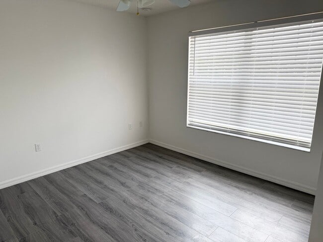 Building Photo - Large 2-Story 4 Bedroom 2.5 Bathroom House w/ Fenced in Yard - For Rent