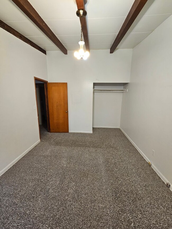 Building Photo - Short-Term Lease! (2) Bedroom Duplex Close to Campus Duplex!