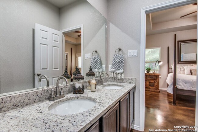 Building Photo - Modern Duplex Living in Seguin, TX