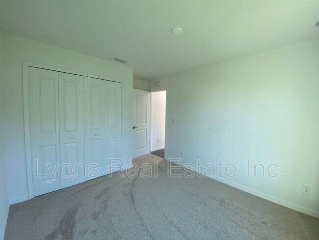 Building Photo - 2744 NE 5th Pl