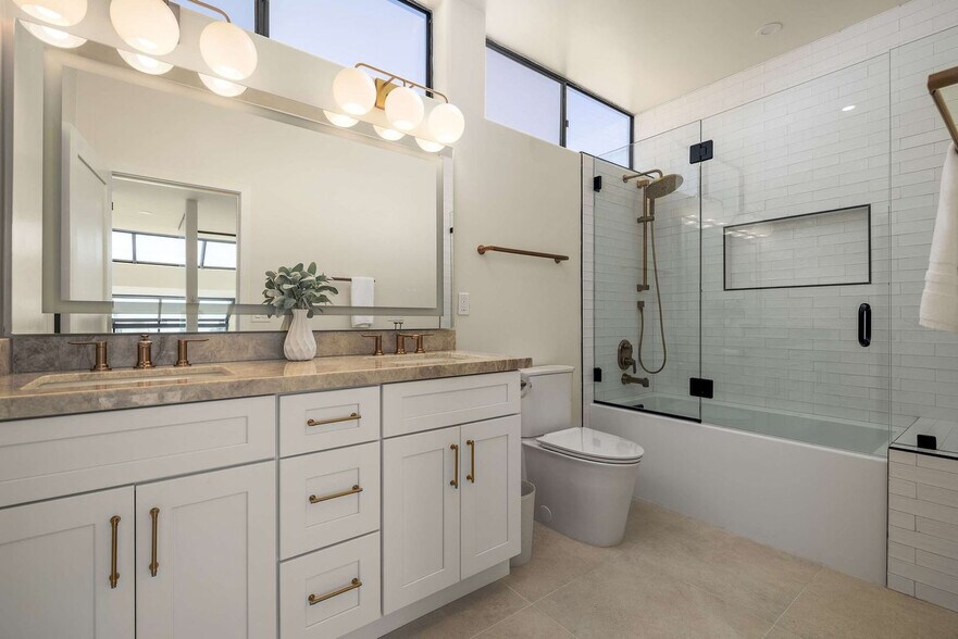 Building Photo - 357 Playa Del Sur St