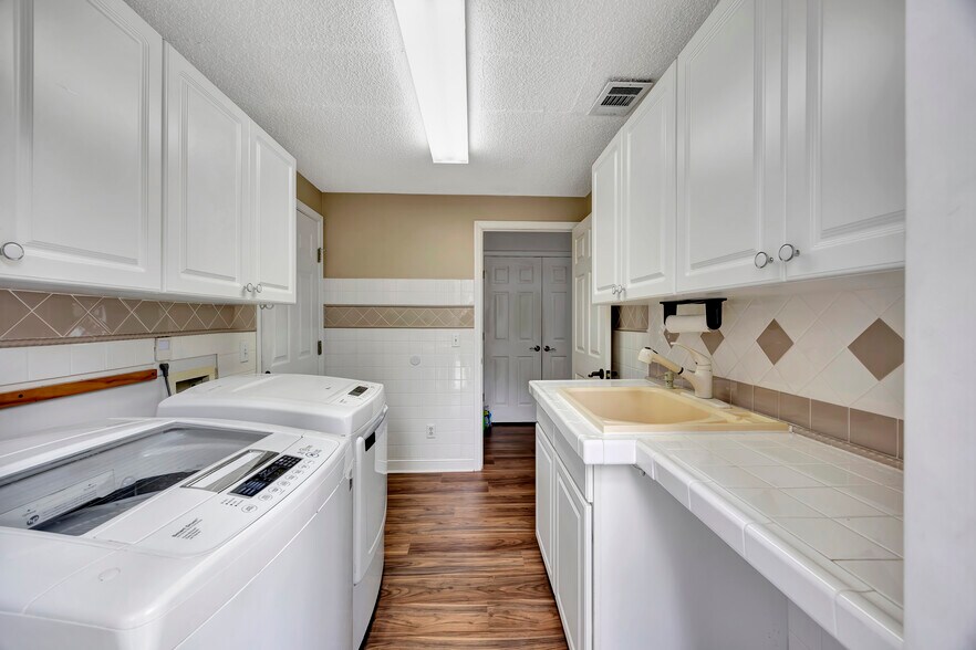 Building Photo - 11 Tillinghast Cir