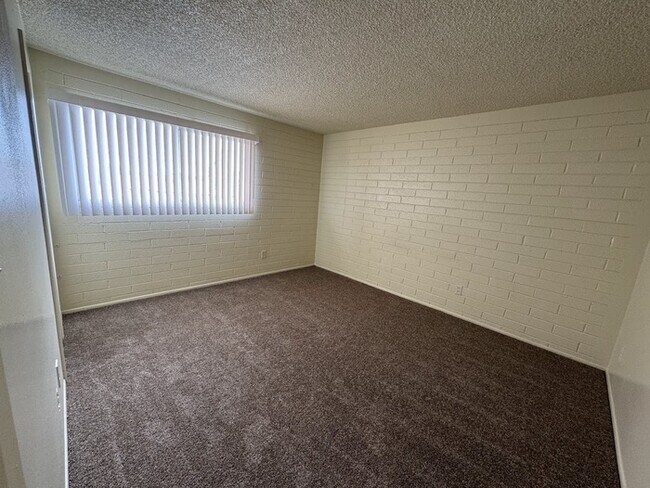 Building Photo - Maryvale 2br townhome