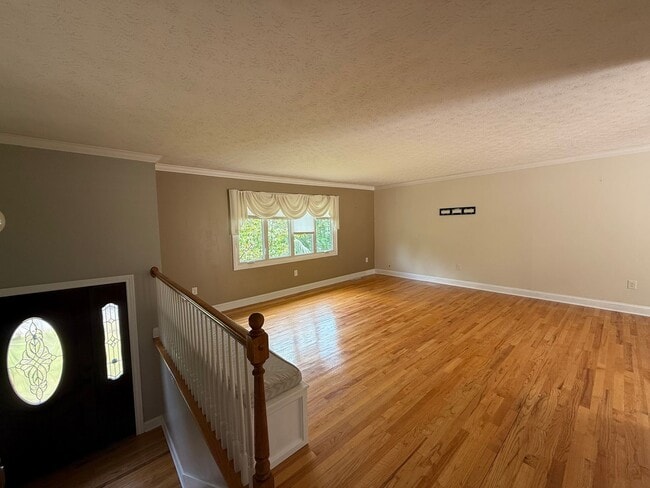 Building Photo - 3-4 bedroom 2 bath split foyer for rent