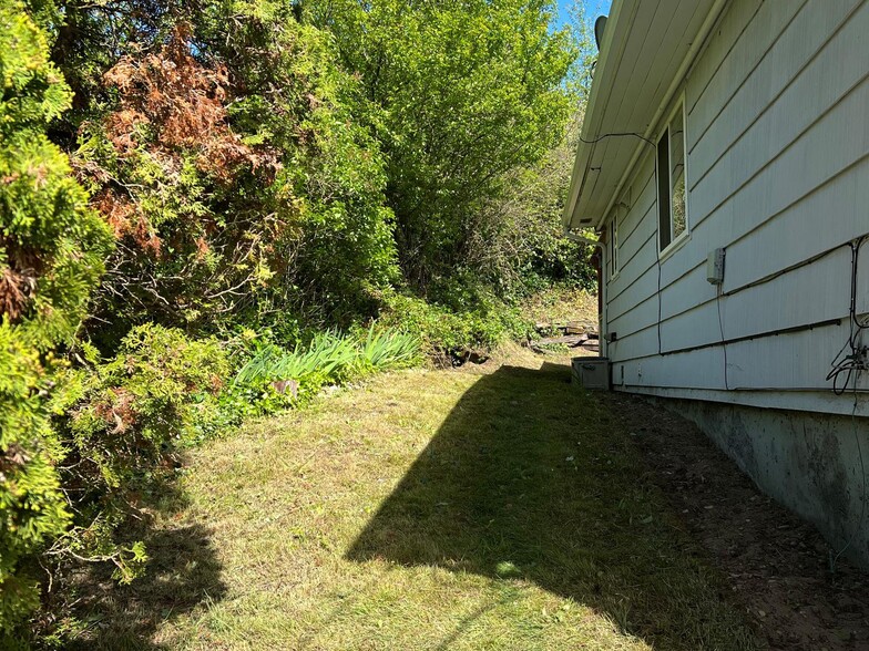 Building Photo - Peaceful Skyway home with covered front & ...