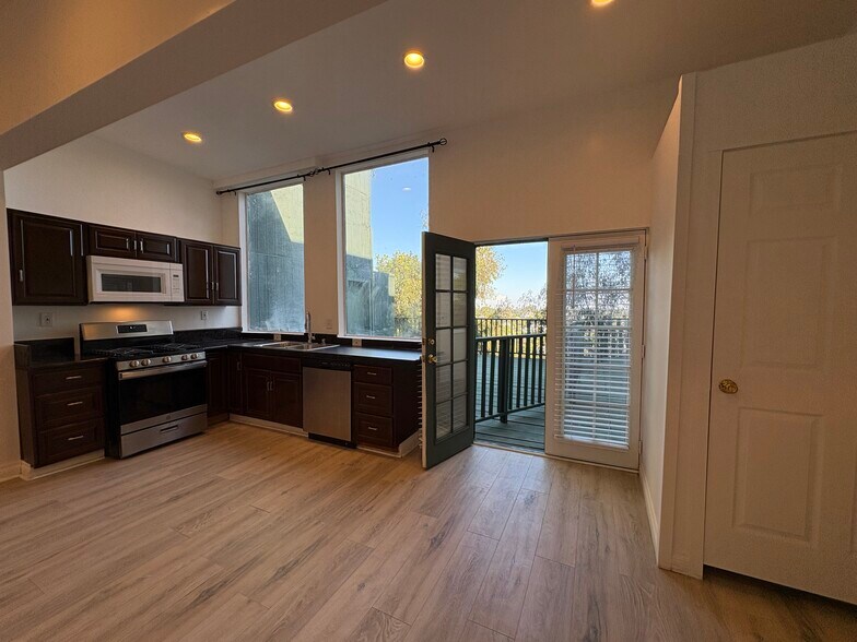 Building Photo - 1402 San Remo Dr