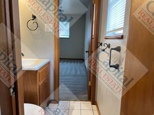 Building Photo - Charming 3 Bedroom