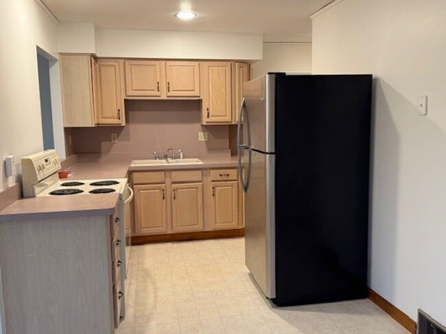 Building Photo - 2 BD  1 BA  South Colonie Schools