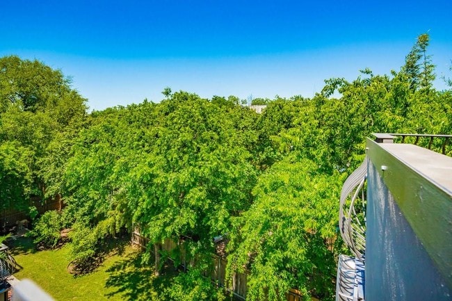 Building Photo - 206 E Live Oak St