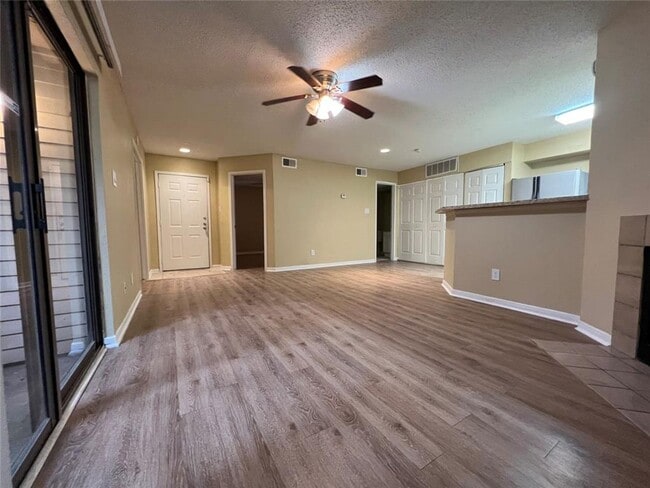 Building Photo - Spacious Ground Floor Unit in Quiet Locati...