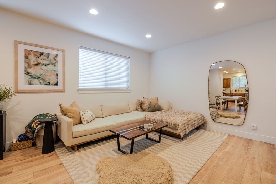 Building Photo - 63121 De Haviland Ct