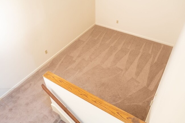 Building Photo - 2 Bedroom Townhouse Available in July