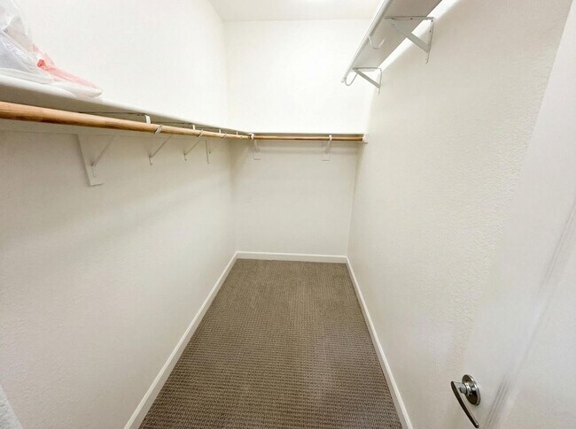 Building Photo - Beautiful 3BD Home in Hayward – Over 2,200 Sq Ft of Comfortable Living