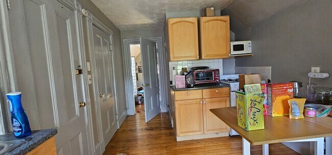 Building Photo - 1.5 Bed Spacious Top-Floor Allston apt! Fi...
