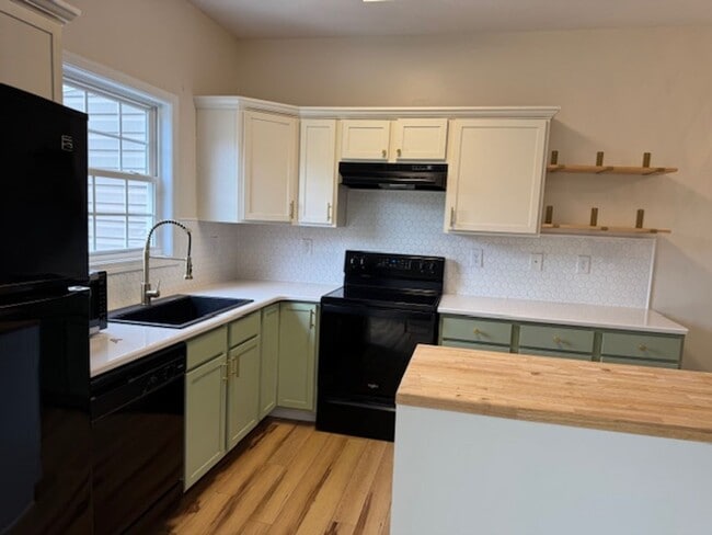 Building Photo - Renovated Townhouse in The Pinnacle Subdivision