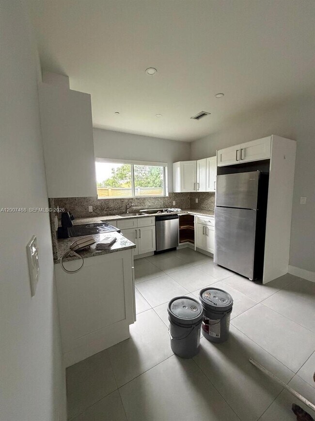 Building Photo - 381 E 50th St