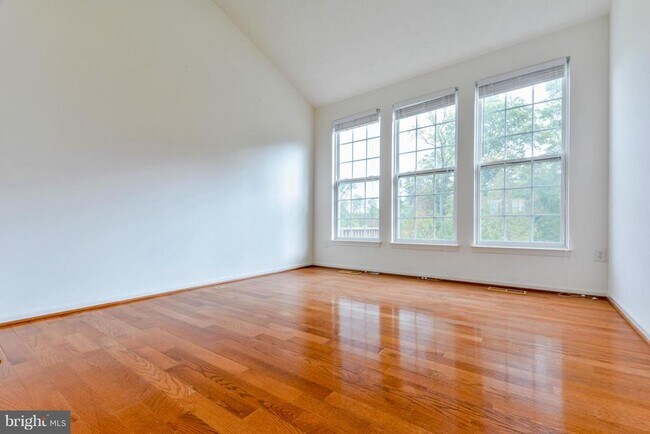 Building Photo - 1447 Pangbourne Way