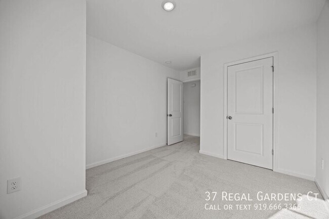 Building Photo - 37 Regal Gdns Ct