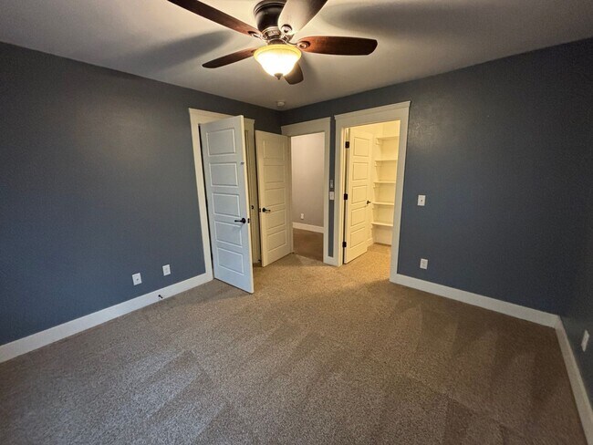 Building Photo - Need some space?? This is the place!!