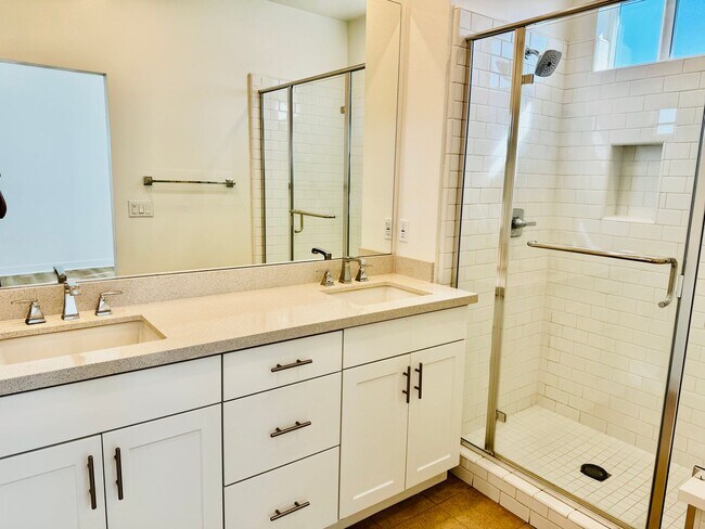 Building Photo - Gorgeous Three Bedroom Townhome For Rent in Gardena!