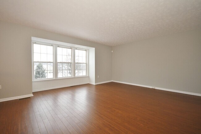 Building Photo - 3 Bedroom Townhouse