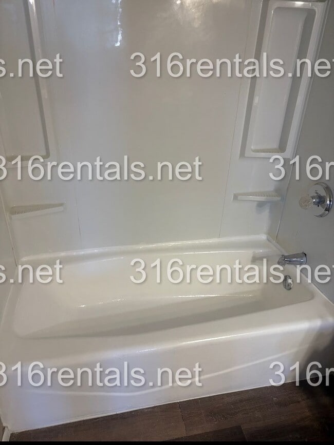 Building Photo - $950 - 3 bed 1 bath - Single Family Home