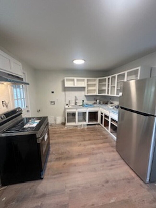 Building Photo - Three Bedroom House