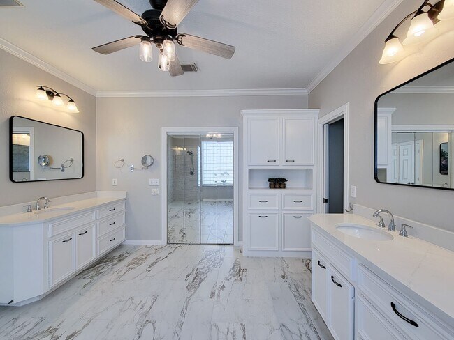 Building Photo - Beautifully designed waterfront property w...