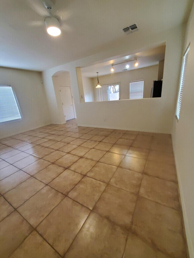 Building Photo - 4211 E Wading Pond Dr