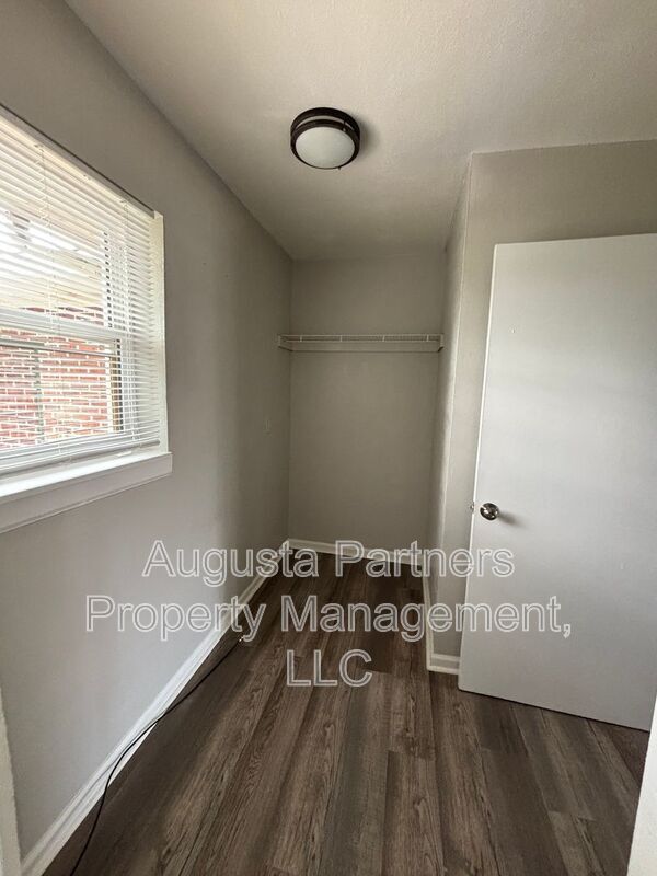 Building Photo - 112 3rd St
