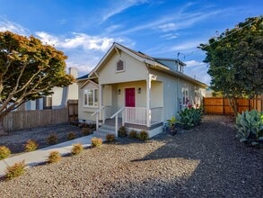Building Photo - Modern 3BD/ABA duplex home features high-e...