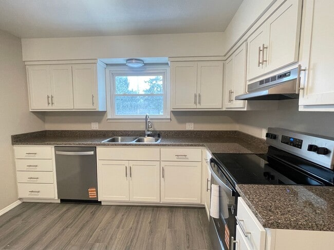 Building Photo - 2043 S Sagamont Ave