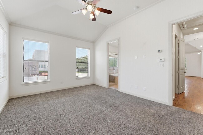Building Photo - 2305 Bastrop St
