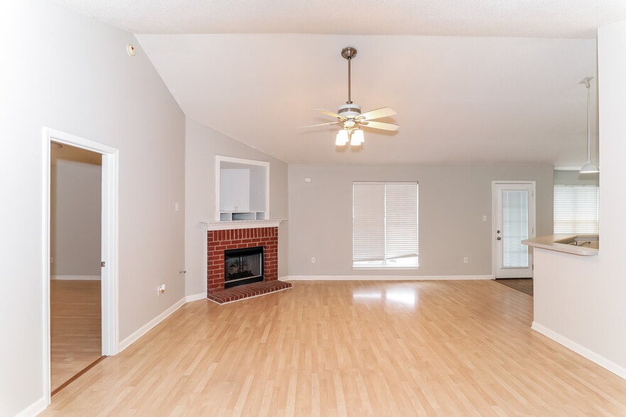 Building Photo - 7875 Sarah Ann Dr S