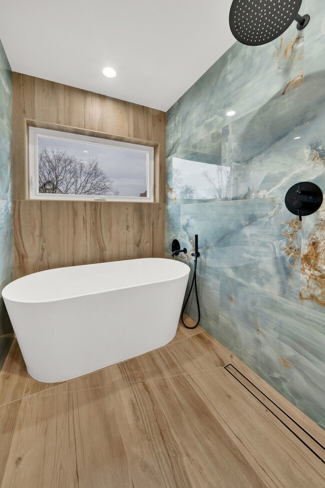 Building Photo - 5901 W Erie St