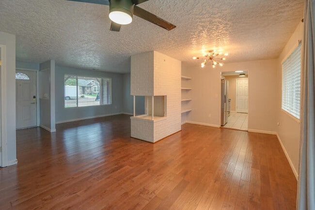 Building Photo - THREE BEDROOM HOUSE IN VANCOUVER