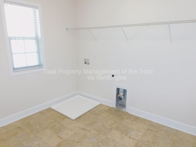 Building Photo - 1427 Sawyer Ave